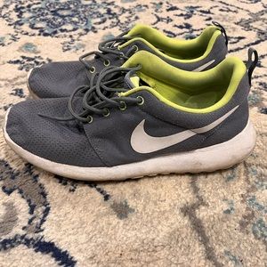 Men’s gray Nike 10